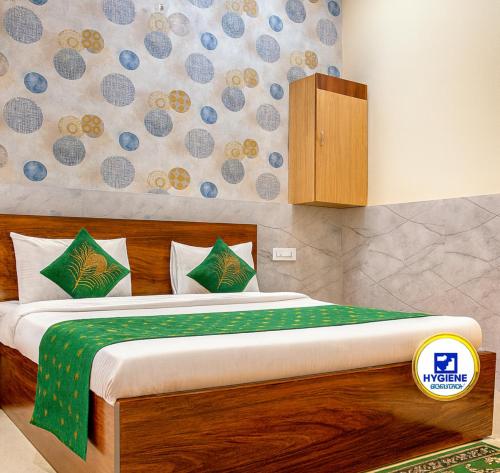 Postel nebo postele na pokoji v ubytování Hotel Near Prem mandir -The Elite RK Residency -Best Selling Boutique Property