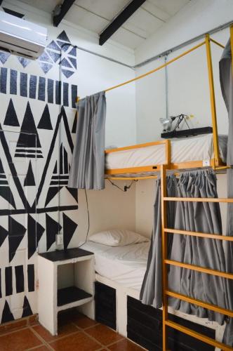 a dorm room with bunk beds and a table at ESO Santa Teresa in Santa Teresa Beach