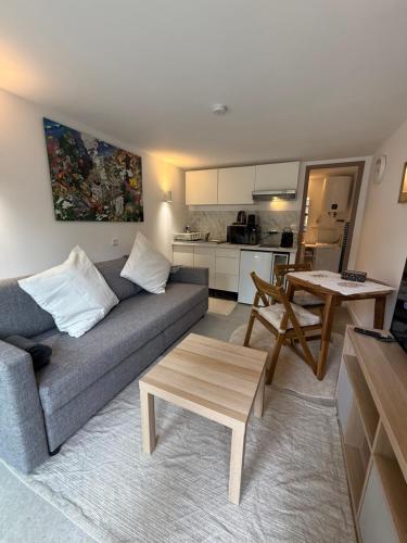 Kuchyň nebo kuchyňský kout v ubytování Modern Hideway studio