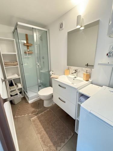 Koupelna v ubytování Modern Hideway studio