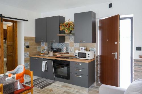 Η κουζίνα ή μικρή κουζίνα στο Casa Vacanze La casa di Astrid