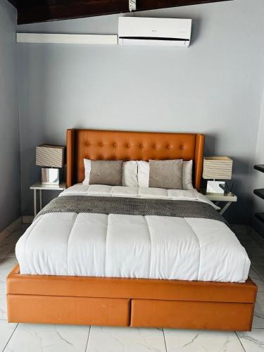Un dormitorio con una cama grande con sábanas blancas. en Major's Villè, en Swakopmund