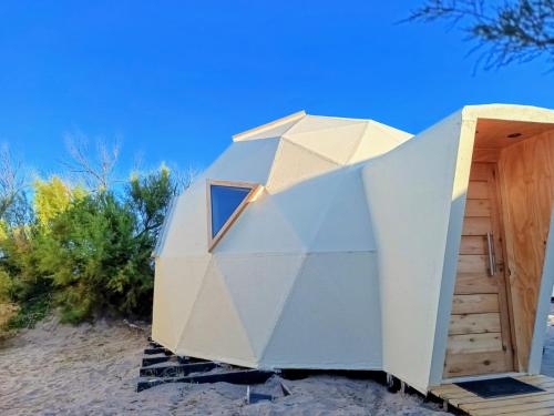 a rendering of a cube house on the beach at Domos Mare - Glamping frente al Mar in Quequén