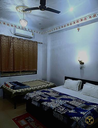 Ένα ή περισσότερα κρεβάτια σε δωμάτιο στο Homestay Chittor Inn