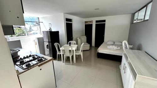 a kitchen and dining room with a table and a room with a kitchen at Apartamento Zona Centro in Ibagué