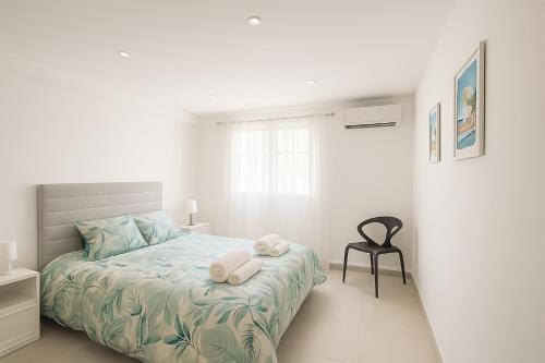 Giường trong phòng chung tại Élégant T3 neuf, 6 pers, clim, balcon, pkg gratuit, 5 min du Port