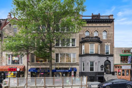 a building with a tree in front of it at 1734 Comfort Stay, 2 Bedrooms, 2 Bath with Kitchen & Wi-Fi in Washington, D.C.