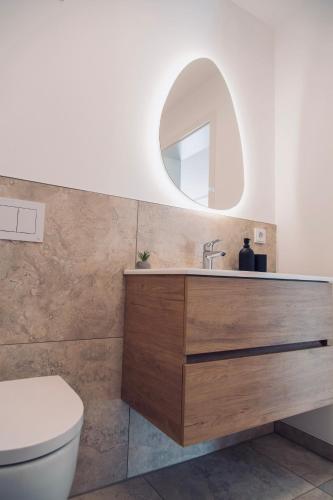 a bathroom with a sink and a mirror at Modernes Penthouse mit Bergpanorama & großer Terrasse, für bis zu 8 Personen in Waldkirchen