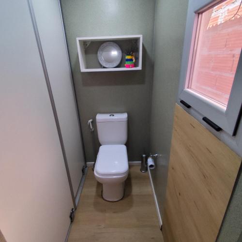 SaldungarayにあるEl Aromoのトイレと窓のある小さなバスルーム