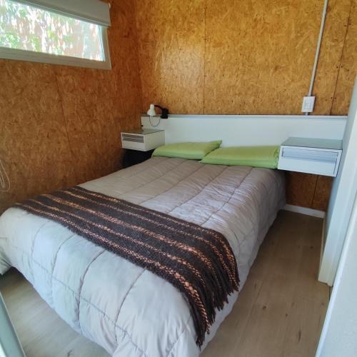 SaldungarayにあるEl Aromoの窓のある小さな部屋のベッド