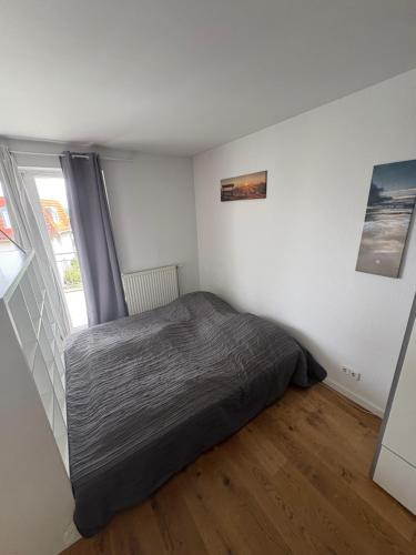 a bedroom with a bed and a window at Inselblick am Wasser in Werder