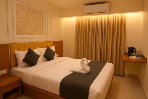 Ramanjaneya Hotel - Redefining Luxury, Steps Away from Ram Mandirにあるベッド