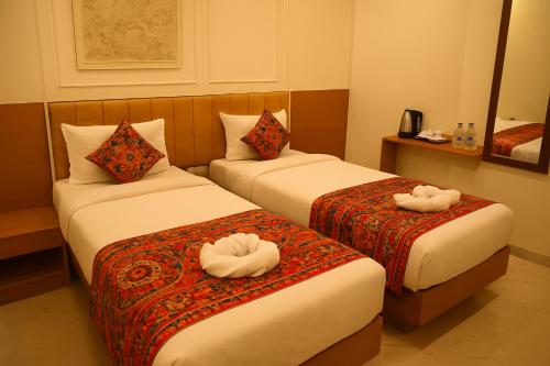 Ramanjaneya Hotel - Redefining Luxury, Steps Away from Ram Mandirにあるベッド