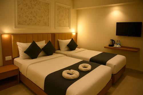 Ramanjaneya Hotel - Redefining Luxury, Steps Away from Ram Mandirにあるベッド