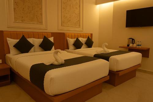 Ramanjaneya Hotel - Redefining Luxury, Steps Away from Ram Mandirにあるベッド