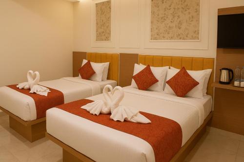 Ramanjaneya Hotel - Redefining Luxury, Steps Away from Ram Mandirにあるベッド