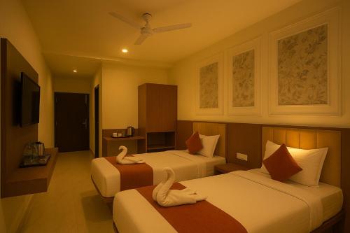 Ramanjaneya Hotel - Redefining Luxury, Steps Away from Ram Mandirにあるベッド