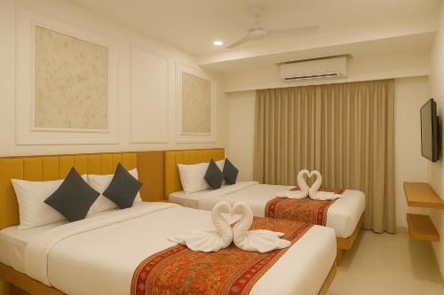 Ramanjaneya Hotel - Redefining Luxury, Steps Away from Ram Mandirにあるベッド