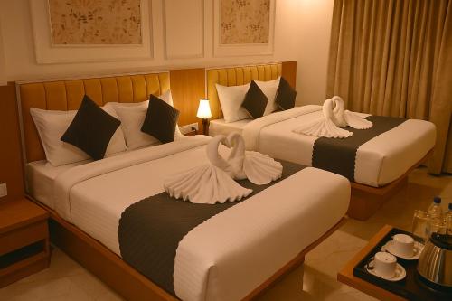 Ramanjaneya Hotel - Redefining Luxury, Steps Away from Ram Mandirにあるベッド