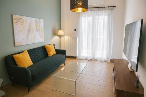 4th Floor Bright 2BR Retreat Near Acropolis
