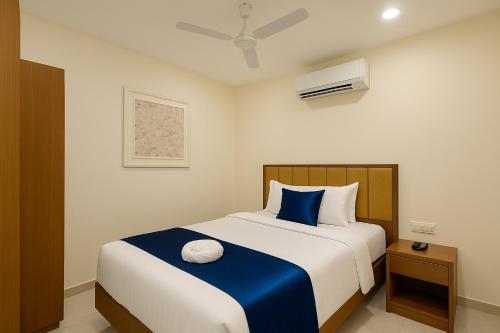 Ramanjaneya Hotel - Redefining Luxury, Steps Away from Ram Mandirにあるベッド