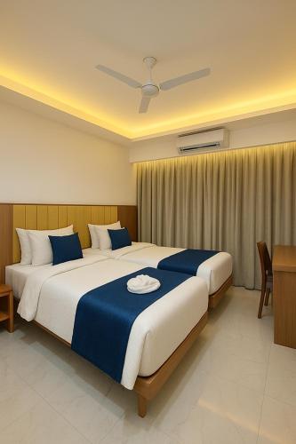 Ramanjaneya Hotel - Redefining Luxury, Steps Away from Ram Mandirにあるベッド