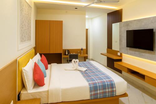 Ramanjaneya Hotel - Redefining Luxury, Steps Away from Ram Mandirにあるベッド
