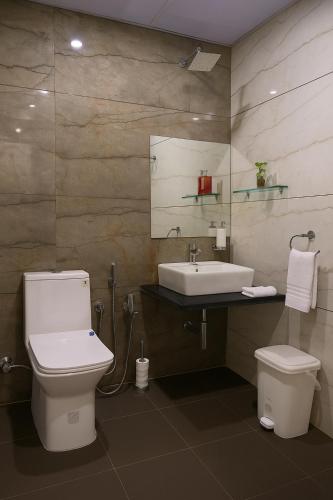 AyodhyaにあるRamanjaneya Hotel - Redefining Luxury, Steps Away from Ram Mandirのトイレと洗面台付きのバスルーム