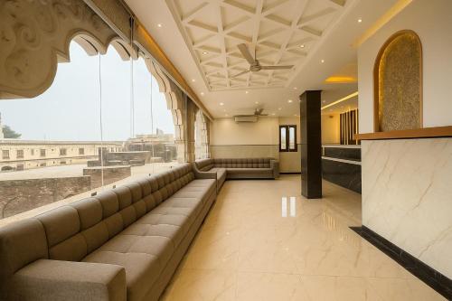 Ramanjaneya Hotel - Redefining Luxury, Steps Away from Ram Mandirにあるシーティングエリア