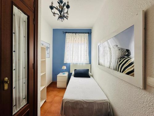 マサゴンにあるCasa FANDANGO Pinar y Marのベッド1台(壁にシマウマの絵付)が備わる客室です。