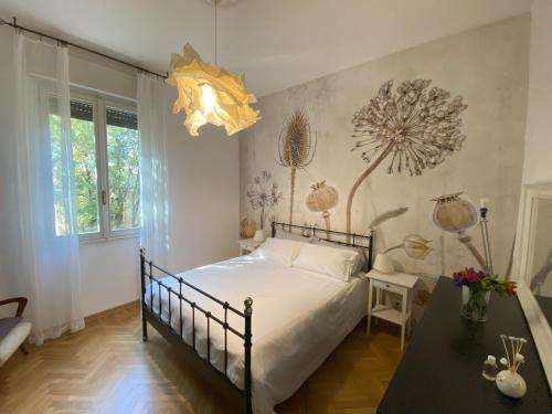 een slaapkamer met een bed en een kroonluchter bij Malmusi Apartment in Modena