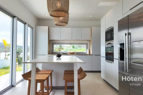 Dapur atau dapur kecil di Villa Jamming 5 Tropical Luxury Infinity Pool & Private Dock