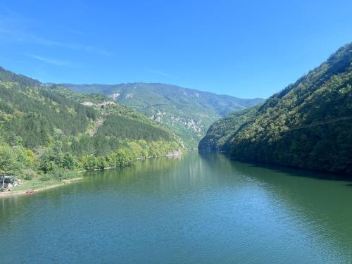 a view of a river in a valley with mountains at Ferienhaus LAGUM in Rudo