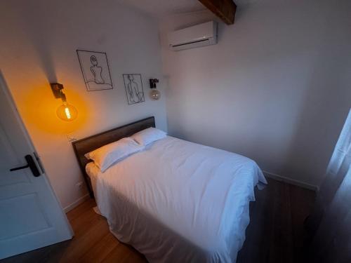 Postel nebo postele na pokoji v ubytování Appart'Hôtel Sous Les Pins