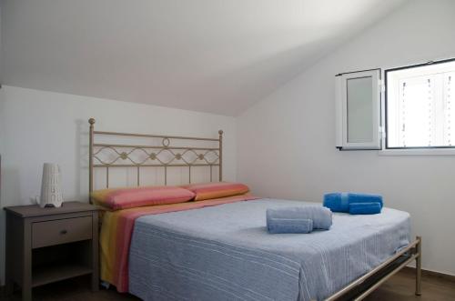 ein Schlafzimmer mit einem Bett mit zwei Kissen darauf in der Unterkunft Villa Chiara in Pozzallo