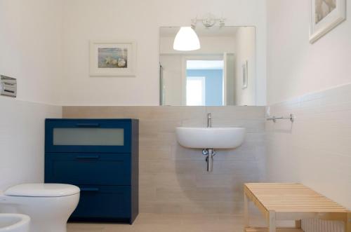 ein Badezimmer mit einer weißen Toilette und einem Waschbecken in der Unterkunft Villa Chiara in Pozzallo