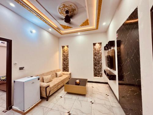 ein Wohnzimmer mit einem Sofa und einer Decke in der Unterkunft Multan house in Multan