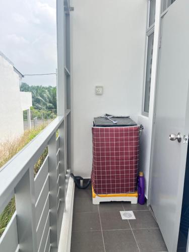 a suitcase is sitting on the floor in a hallway at Aman Homestay Alor Gajah in Kampong Jelatang