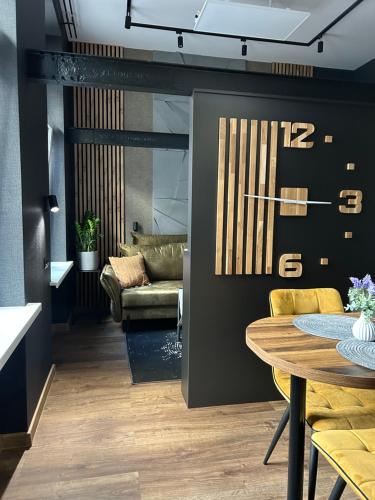 una sala da pranzo con un tavolo e un divano di Central Elegance Apartment a Gliwice