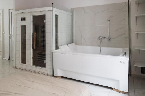 Bilik mandi di Evasion Prestige - Suite Spa, Sauna & Patio