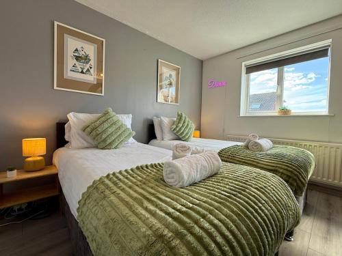 Un pat sau paturi într-o cameră la Beautiful 5-Bed East Sussex Home with Hot Tub