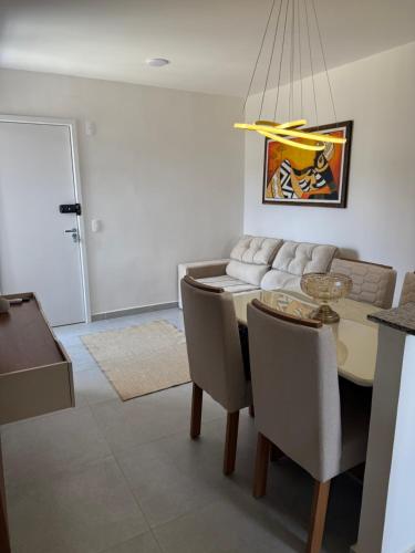 een woonkamer met een tafel en een bank bij Apartamento moderno e aconchegante in Juazeiro do Norte