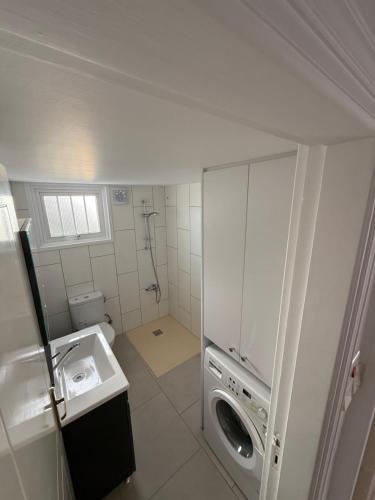 ペリヴォリアにあるCozy 2BR in Pervolia Near Beach Free Parking and many moreの洗面台と洗濯機を備えたバスルーム