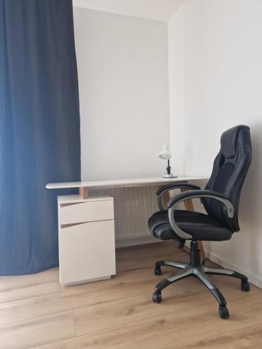 a black office chair sitting next to a desk at Lakeside Ferienhaus Neusiedl am See in Neusiedl am See