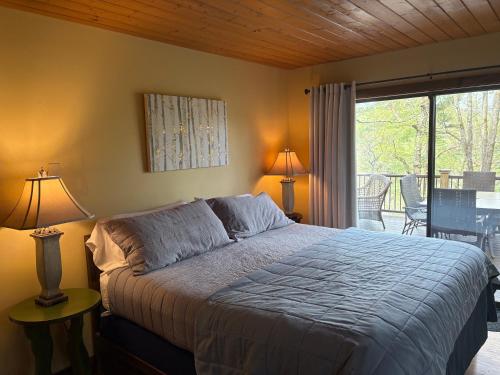 Una cama o camas en una habitación de Red Top Tree House