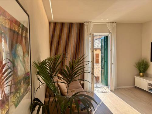 a living room with a couch and some plants at Palazzo Betteloni in Bardolino