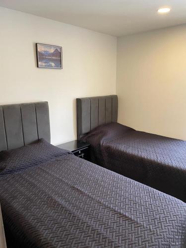 Estación El SaltoにあるBosque Sochagota Suite Bのホテルの部屋にあるベッドが2つある部屋