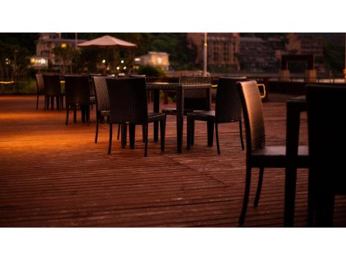 a group of chairs and tables with an umbrella at Yunoko Umi To Yuyake - Vacation STAY 91660v in Minamata