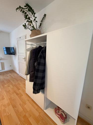 a room with a white closet with a plant at Ferienwohnung Altes Gut Kenkhausen in Wermelskirchen