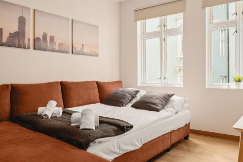 ein Sofa mit zwei ausgestopften Tieren darauf im Wohnzimmer in der Unterkunft Leiligheter i sentralt Bergenshus in Bergen